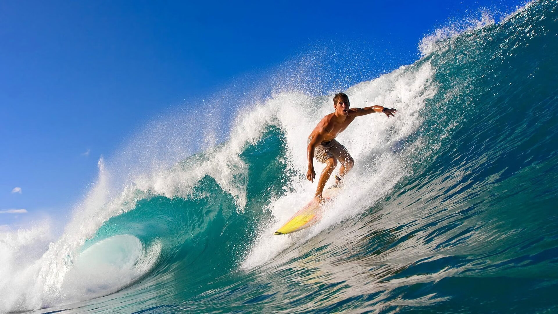 水球对抗赛突尼斯打出整体配合，水球身体对抗